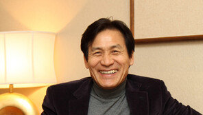 [피플Q ‘영원한 국민배우’ 안성기의 삶과 영화] “아직도 여자가 부담스러우니,나 원 참…”