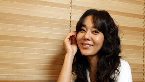 [피플Q 월드 스타 김윤진]  “‘생얼’ 출연…사실, 땅 치며 후회했죠”