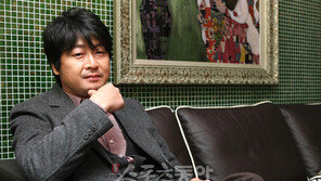 [피플Q 송강호의 영화·친구·삶] 김윤석 “자취방시절부터 동고동락 눈빛만 봐도 다 알죠”