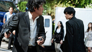 [피플Q 송강호의 영화·친구·삶] 국정원 요원과 남파공작원의 우정과 갈등