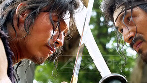 [피플Q｜이다해의재발견] “장혁 오빠랑은 배꼽 인사·지호 오빠랑은 포옹 인사…몰라요 몰라~”