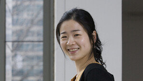 [피플Q｜‘예솔이’이자람을만나다] 부은 눈, 반달 웃음…26년 흘러도 ‘예솔아∼’