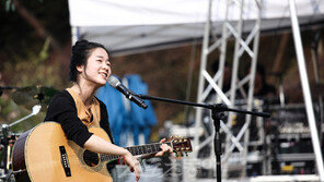 [피플Q｜‘예솔이’이자람을만나다] 기타 잡은 기네스 소리꾼…‘예솔이’는 삐딱이?