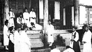 [인문사회]관아에서 재판받던 70대 노파 왜, 자신을 노비라고 했을까