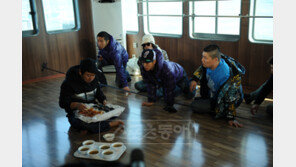 [피플Q｜강호동과1박2일] 복불복, 카메라 꺼지면 밥은 먹는다?