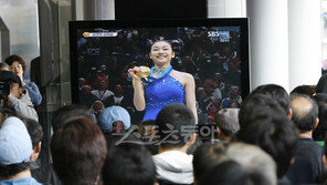 [포토] 연아 경기에 사람들 ‘우르르~’