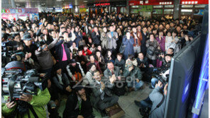 [포토] 서울역사 내 ‘4강신화’ 재연이라도 한듯