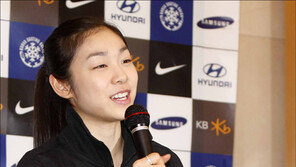 [포토] 귀국 인터뷰 중인 ‘야무진 피겨여왕’ 김연아 