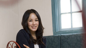 [피플Q｜엄정화의 연기 노래 사랑] “데뷔 17년 콘서트 욕심나 효리가 라이벌?…술 친구”