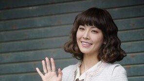 [O2칼럼/김현진] 스타일 인 셀럽 ⑬ ‘검프’ 김소연의 러블리하지 않은 러블리룩