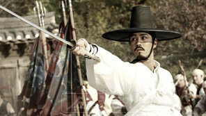 [피플Q｜차승원, 카멜레온 매력속으로] 칼 앞에 일어선 남자 칼 뒤에서 막는 남자 혼돈의 시대를 베다!