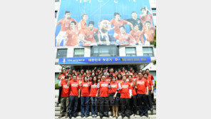 [축구 미니] 축구협회 임직원 붉은 옷 입고 근무