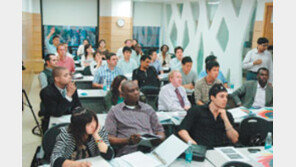 [수도권]“한국은 예의지국… 명함은 두손으로”