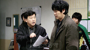 [피플Q｜강우석 감독의 삶과 영화] 충무로 소문난 주당…“영화소재는 술자리서 나오죠”