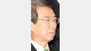 누군가 ‘鄭 사퇴론’ 퍼뜨리고… MB는 “왜 그러나” 역정내고…