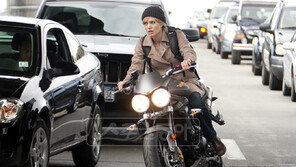 [피플Q｜한국 찾은 안젤리나 졸리의 삶과 영화] 거친 맨몸액션 폭발…졸리, 여배우 맞아?