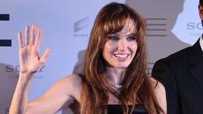 [피플Q｜한국 찾은 안젤리나 졸리의 삶과 영화] 불평 없이 OK…미모 보다 빛난 털털함