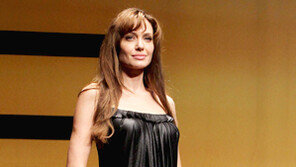 [피플Q｜한국 찾은 안젤리나 졸리의 삶과 영화] 심플·섹시·우아…역시 졸리는 패셔니스타!