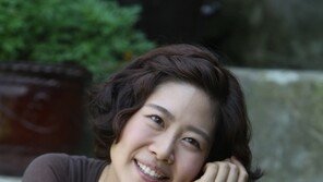 [O2/화보]“하도 울어서 남편이 못 보겠대요”…똑 소리 나는 배우 김지영