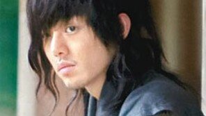 [Culture]유아인 “진짜 짐승남은 갇히지 않는 산짐승 같아야죠”