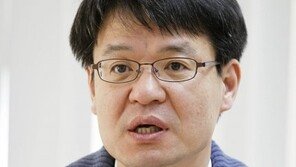 [O2북/커버스토리]①윤석진 교수 “눈물 콧물 흘리다가도 자연스레 메모를…”