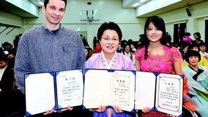 [수도권]졸업장 받은 ‘흰머리 소녀’들