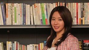 [O2화보]김아중, 카메라만 커지면 박신양 붙들고 ‘꺽꺽’