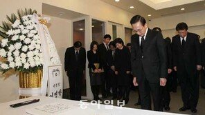 李대통령, 현직으론 처음 日대사관 찾아가 조문