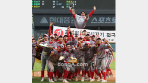 [황금사자기] 충암고, 2년 만에 황금사자기 정상… 광주일고 6-1 완파