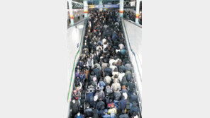 [수도권]이 복잡한 환승통로, 불이라도 난다면…