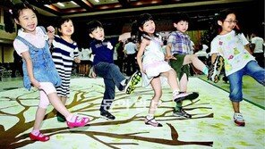 [수도권]“발자국으로 나뭇잎 그리고 있어요”