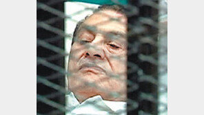 무바라크 이집트 前대통령 재판 시작… 21세기의 파라오, 철창 속에 갇히다
