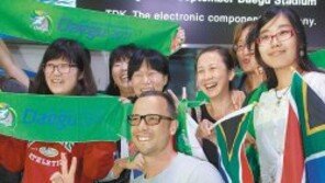 [대구세계육상선수권 D-5]의족 러너-성별 논란 두 선수 극과극 입국 표정