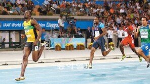 [대구육상]볼트, 옆선수 보며… 전광판 보며… ‘느긋한 리허설’