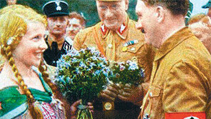 생생해서 더 섬뜩한 히틀러… 희귀 컬러사진 경매에 나와