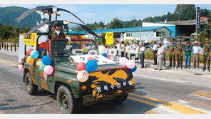 [강원]축제의 계절… 軍, 총 놓고 주민속으로