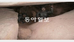 [휴지통]북한산 사모바위 아래 웬 무장공비 인형?