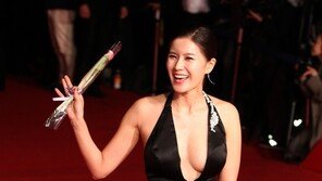 [포토] 지성원, 올해도 어김없이 파격드레스 눈길