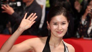 [포토] 지성원, 손짓인사… 팬들은 ‘민망해’