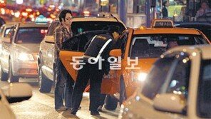 [수도권]심야 택시 승차거부 현장… 창문 빼꼼히 열고 ‘장거리’ 골라
