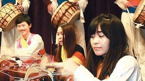 [수도권]“흥겹게!” 장구 치는 외국인