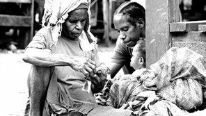 [억압의 사슬 끊어가는 지구촌 여성들]기니섬 원주민 노점상 단체 ‘마마 마마’… “장터 철거 말라” 