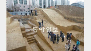 [수도권]흙을 시루떡처럼 다져서 쌓은 백제초 풍납토성 성벽 드러내