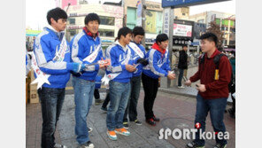 [포토] 거리홍보에 나선 삼성라이온즈 선수들