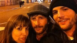  애쉬튼 커쳐, 이혼 한 달만에 새 연인과 이탈리아행