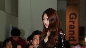 [포토] 강민경, 우윳빛깔 각선미 ‘하의실종 파격’