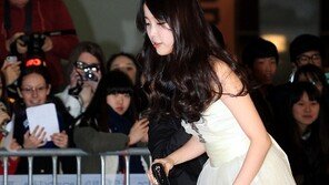 [포토] 아이유 또? ‘꽈당 트라우마’ 눈길