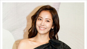 [더우먼동아 스타 뷰티] ‘꿀피부’ 한지민 상세 공개 “클렌징 할 때도, 메이크업 할 때도 빼놓지 않는 오일 활용법” 