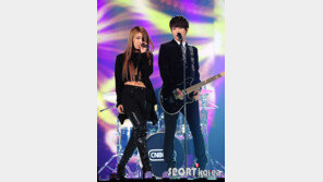 [포토] 원더걸스 유빈에 정용화도 반했나?