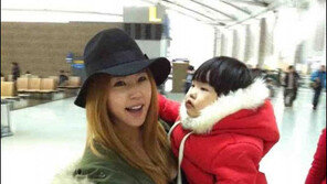 이윤미, 딸 아라와 위트돋는 ‘커플’ 공항패션 화제